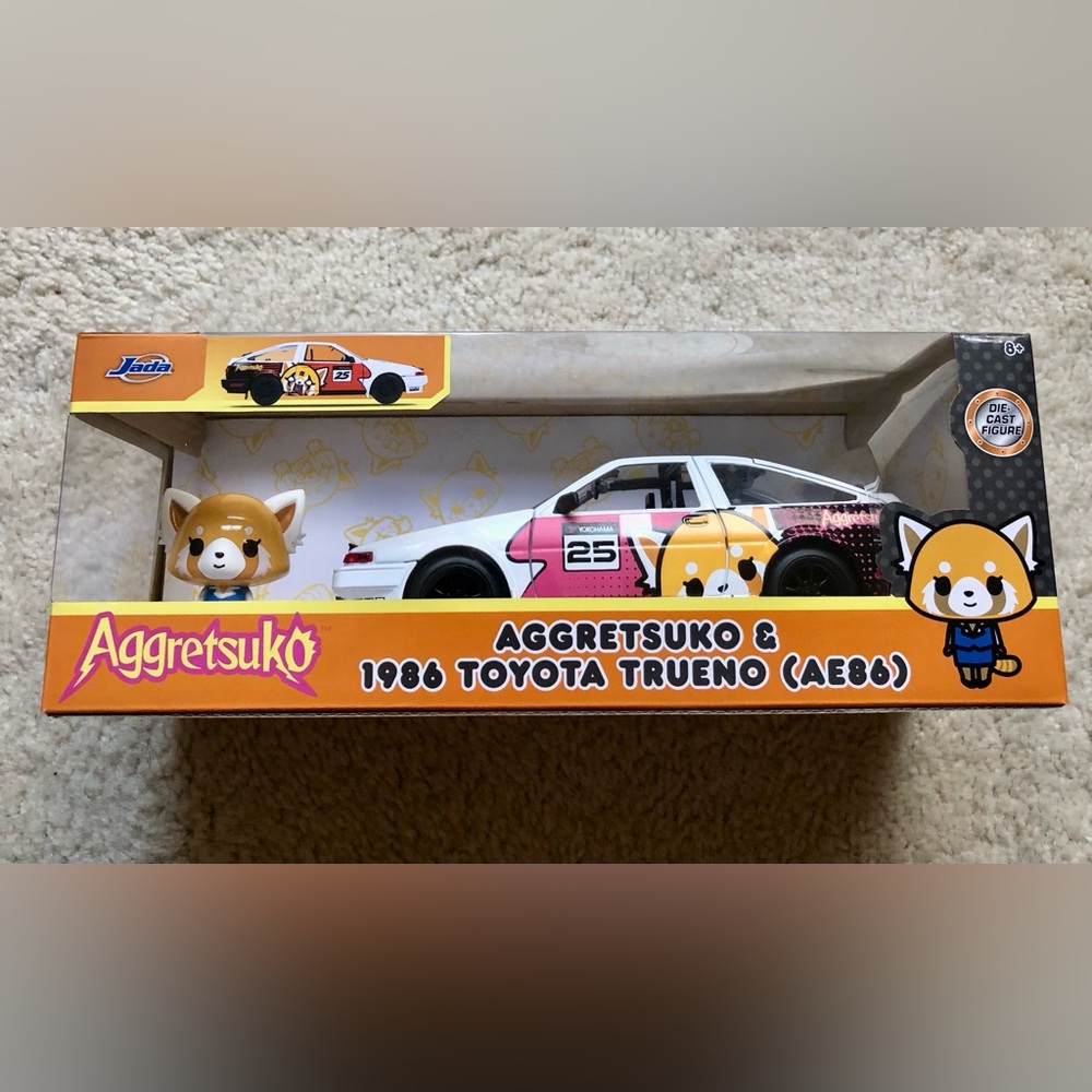 Jada Aggretsuko 1986 Toyota Trueno AE86 w/ Figure Yokohama Figure 1:24
